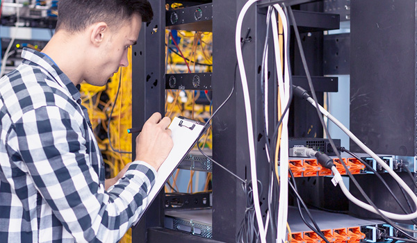 Reinigung und Inspektion von Anwendungsbereichen der HLK-Technik